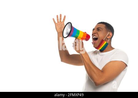 afroamerikanischer Mann mit medizinischer Maske in lgbt-Farben schreiend In Lautsprecher isoliert auf weiß Stockfoto