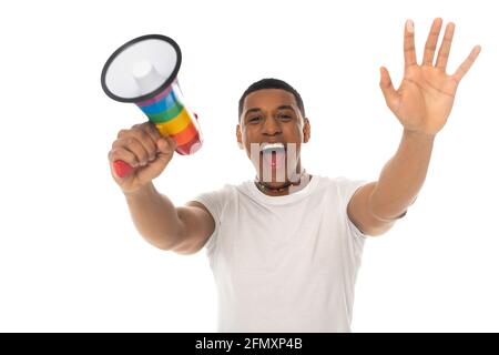 afroamerikanischer Mann mit Megaphon in lgbt-Farben, winkender Hand und isoliertem Schreien auf Weiß Stockfoto