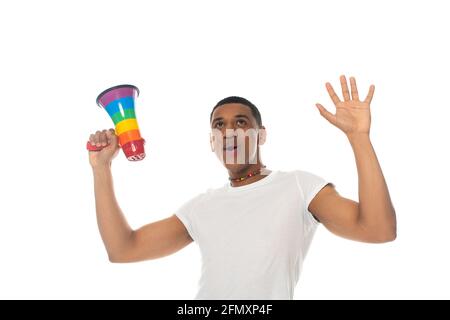 Aufgeregt afroamerikanischer Mann gestikuliert, während er Megaphon in lgbt hielt Farben isoliert auf Weiß Stockfoto