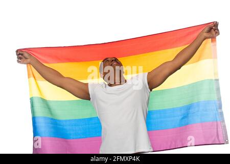 Aufgeregter afroamerikanischer Mann schaut nach oben, während er die lgbt-Flagge hält Isoliert auf Weiß Stockfoto