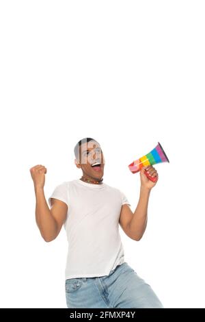 Aufgeregter afroamerikanischer Mann mit Megaphon in lgbt-Farben Zeigt jubeln Geste isoliert auf weiß Stockfoto