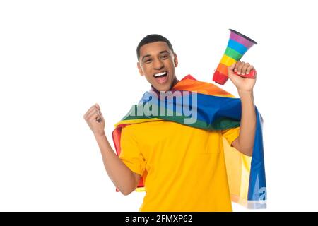 Aufgeregter afroamerikanischer Mann mit lgbt-Flagge und Megaphon regenbogenfarben, die eine auf Weiß isolierte Win-Geste zeigen Stockfoto