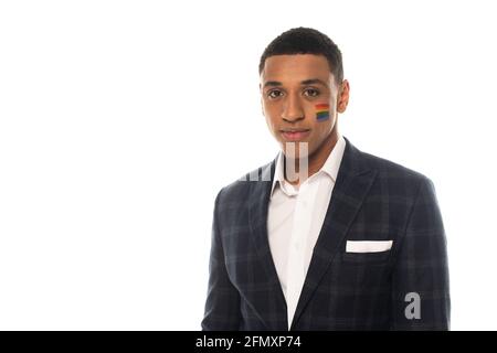 Junger afroamerikanischer Geschäftsmann mit lgbt-Flagge auf dem Gesicht Isoliert auf Weiß Stockfoto