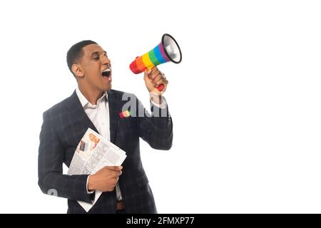 afroamerikanischer Mann Geschäftsmann schreit in lgbt-Farben Megaphon isoliert Auf Weiß Stockfoto