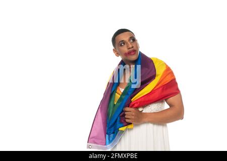 afroamerikanischer Transvestit-Mann, in lgbt-Flagge gehüllt, schaut isoliert auf Weiß weg Stockfoto