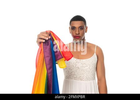 afroamerikanischer Transgender-Mann in Sundress, der die lgbt-Flagge isoliert zeigt Auf Weiß Stockfoto