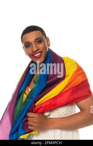 Fröhlicher afroamerikanischer Transgender-Mann mit Make-up, bedeckt mit lgbt-Flagge, isoliert auf Weiß Stockfoto