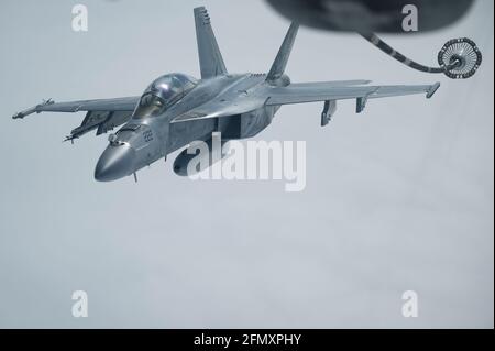 Ein US Navy F/A-18E Super Hornet Kampfflugzeug bricht ab, nachdem es während des Northern Edge 21 May 7, 2021 in Alaska, USA, von einem Air Force KC-10 Extender Flugzeug über den Alaska-Bereich aufgetankt wurde. Stockfoto