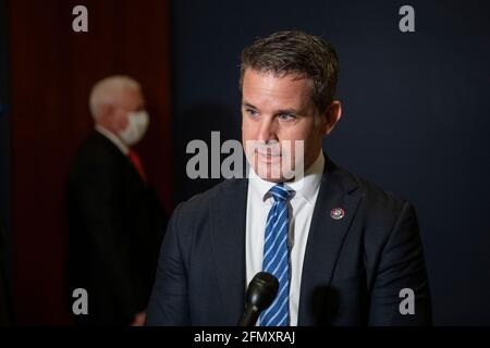 Die US-amerikanische Vertreterin Adam Kinzinger (Republikaner von Illinois) unterstützt die US-Vertreterin Liz Cheney (Republikanerin von Wyoming) nach der Abstimmung auf der GOP-Konferenz des Repräsentantenhauses, um ihr Schicksal mit ihrer Rolle in der GOP-Führung des Repräsentantenhauses zu entscheiden, am Mittwoch, den 12. Mai 2021 im US-Kapitol in Washington, DC. Kredit: Rod Lamkey/CNP /MediaPunch Stockfoto