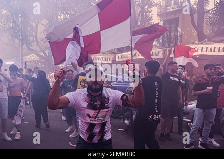 Fans von Salernitana feiern am 10. Mai 2021 in Salerno, Italien, die Beförderung zur Serie A in den Straßen der Stadt. Salernitana ist zum ersten Mal seit 23 Jahren in die Serie A, Italiens führende Fußballliga, aufgestiegen, nachdem sie Pescara 0-3 von zu Hause aus besiegt hatte Stockfoto