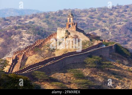 Befestigung mit Bastionen von Jaigarh Fort und Amer oder Amber Stadt in der Nähe von Jaipur Stadt Indien Abendansicht Stockfoto