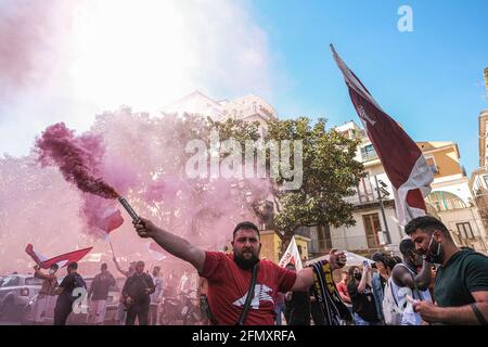 Fans von Salernitana feiern am 10. Mai 2021 in Salerno, Italien, die Beförderung zur Serie A in den Straßen der Stadt. Salernitana ist zum ersten Mal seit 23 Jahren in die Serie A, Italiens führende Fußballliga, aufgestiegen, nachdem sie Pescara 0-3 von zu Hause aus besiegt hatte Stockfoto