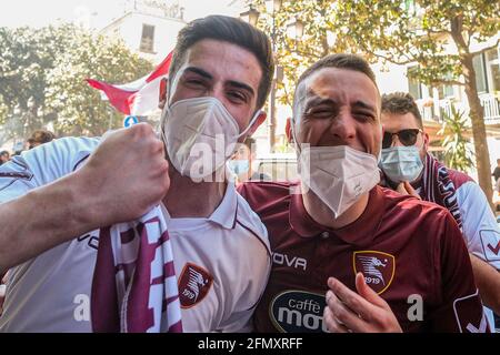 Fans von Salernitana feiern am 10. Mai 2021 in Salerno, Italien, die Beförderung zur Serie A in den Straßen der Stadt. Salernitana ist zum ersten Mal seit 23 Jahren in die Serie A, Italiens führende Fußballliga, aufgestiegen, nachdem sie Pescara 0-3 von zu Hause aus besiegt hatte Stockfoto