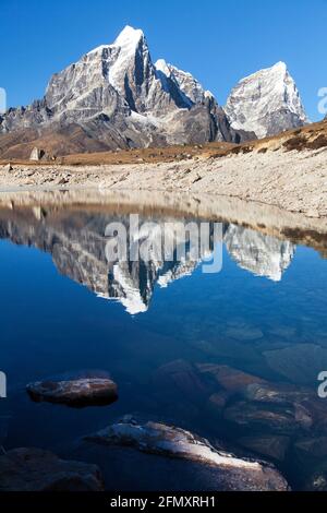 Mount Tabuche Peak spiegelt sich in einem kleinen Bergsee, Nepal Himalaya Berge, Trek zum Everest Basislager, Khumbu Tal, Solukhumbu Stockfoto