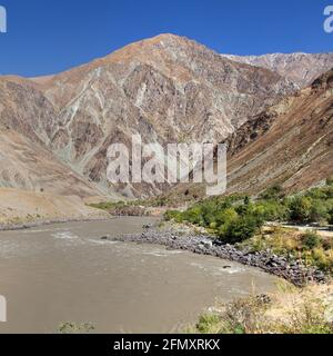 Panj Fluss und Pamir Gebirge. Panj ist der obere Teil des Flusses Amu Darya. Panoramablick.Tadschikistan und Afghanistan Grenze. Pamir Highway Stockfoto