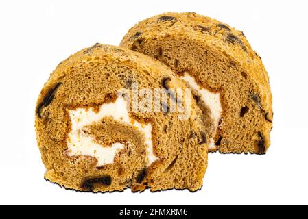 Auf weißem Hintergrund isolierte Porenkuchenrolle mit Schneideweg. Stockfoto