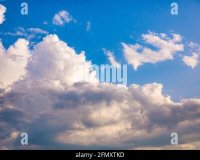 Massive Wolken - Cumulus congestus oder aufragender Cumulus - am blauen Himmel Stockfoto