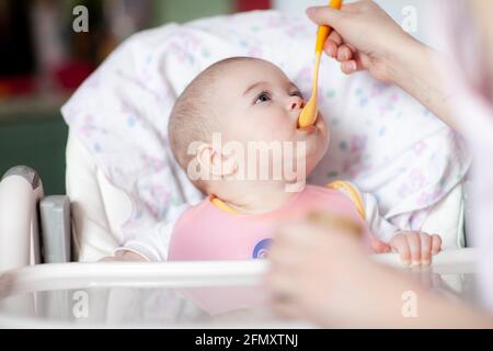 Nahaufnahme einer Mutter, die ihr Baby füttert Stockfoto