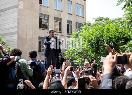 Teheran, Iran. Mai 2021. Der ehemalige iranische Präsident Mahmoud Ahmadinejad spricht zu seinen Unterstützern, nachdem er seine Kandidatur für das Präsidentschaftsrennen vor dem Innenministerium in Teheran, Iran, am 12. Mai 2021 angemeldet hatte. Das iranische Innenministerium hat am Dienstag offiziell mit der Registrierung von Kandidaten für das 13. Präsidentschaftsrennen begonnen. Quelle: Ahmad Halabisaz/Xinhua/Alamy Live News Stockfoto