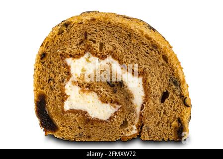 Nahaufnahme einer einzelnen hausgemachten, in Scheiben geschnittenen Pflaumenschwamm-Kuchenrolle isoliert Auf weißem Hintergrund mit Beschneidungspfad Stockfoto