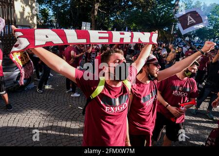 Fans von Salernitana feiern am 10. Mai 2021 in Salerno, Italien, die Beförderung zur Serie A in den Straßen der Stadt. Salernitana ist zum ersten Mal seit 23 Jahren in die Serie A, Italiens führende Fußballliga, aufgestiegen, nachdem sie Pescara 0-3 von zu Hause aus besiegt hatte Stockfoto