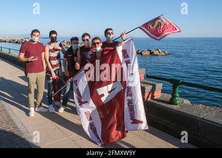 Fans von Salernitana feiern am 10. Mai 2021 in Salerno, Italien, die Beförderung zur Serie A in den Straßen der Stadt. Salernitana ist zum ersten Mal seit 23 Jahren in die Serie A, Italiens führende Fußballliga, aufgestiegen, nachdem sie Pescara 0-3 von zu Hause aus besiegt hatte Stockfoto