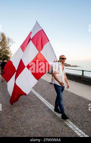 Fans von Salernitana feiern am 10. Mai 2021 in Salerno, Italien, die Beförderung zur Serie A in den Straßen der Stadt. Salernitana ist zum ersten Mal seit 23 Jahren in die Serie A, Italiens führende Fußballliga, aufgestiegen, nachdem sie Pescara 0-3 von zu Hause aus besiegt hatte Stockfoto