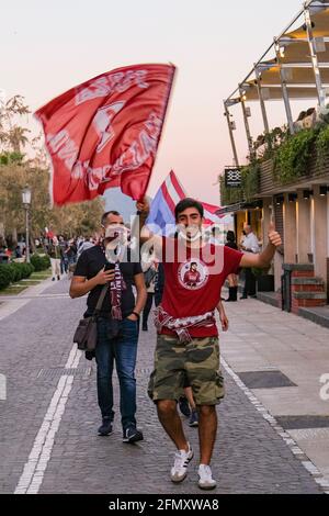 Fans von Salernitana feiern am 10. Mai 2021 in Salerno, Italien, die Beförderung zur Serie A in den Straßen der Stadt. Salernitana ist zum ersten Mal seit 23 Jahren in die Serie A, Italiens führende Fußballliga, aufgestiegen, nachdem sie Pescara 0-3 von zu Hause aus besiegt hatte Stockfoto