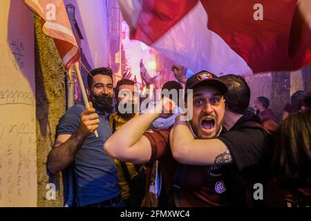 Fans von Salernitana feiern am 10. Mai 2021 in Salerno, Italien, die Beförderung zur Serie A in den Straßen der Stadt. Salernitana ist zum ersten Mal seit 23 Jahren in die Serie A, Italiens führende Fußballliga, aufgestiegen, nachdem sie Pescara 0-3 von zu Hause aus besiegt hatte Stockfoto