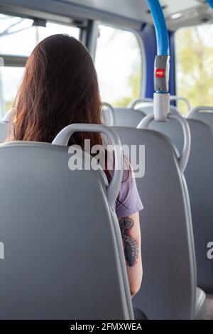 Ansicht der Rückseite Frau Reisen im Bus Stockfoto