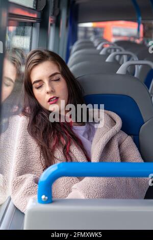 Eine Frau, die in einem Bus schläft Stockfoto