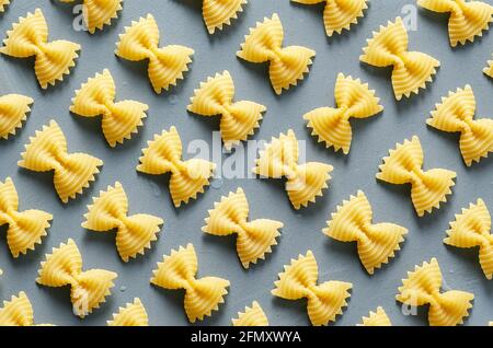 Farfalle Pasta-Muster auf hellblauem Hintergrund. Stockfoto