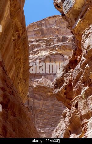 Sandsteinfelsen mit Anzeichen von Verwitterung und Erosion, Muster und Strukturen von Gesteinsformationen, die durch Eisen und Mangan in Siq, Petra, Jordanien, geschaffen wurden Stockfoto