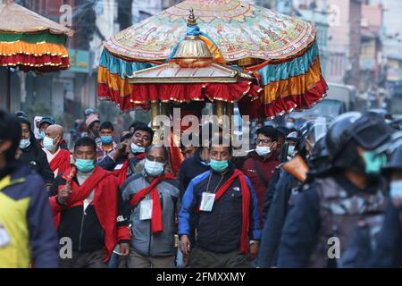 Kathmandu, NE, Nepal. Mai 2021. Rain God, Rato Macchindranath, wird am Mittwoch auf einen Wagen in Lalitpur in Nepal bestiegen. Der Aufstieg von Rato Macchindranath markiert den Beginn des längsten Wagenfestivals Nepals, das seit Monaten stattfindet und vom 12. Mai 2021 an beginnt. Quelle: Aryan Dhimal/ZUMA Wire/Alamy Live News Stockfoto