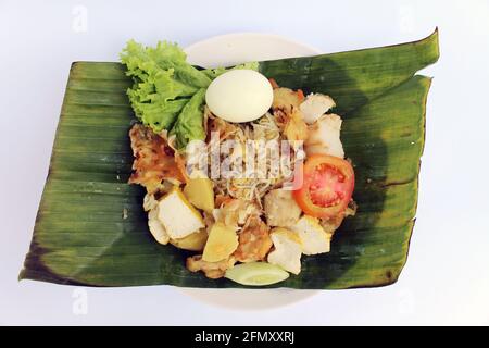 Gado-Gado, indonesisches Salatgericht in Bananenblatt verpackt. Stockfoto