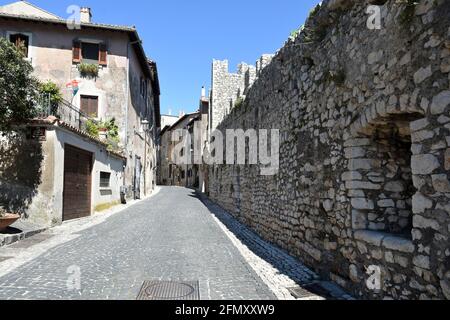 Sermoneta, Italien, 05/10/2021. Eine schmale Straße zwischen den Steingebäuden einer mittelalterlichen Stadt in der Region Latium. Stockfoto