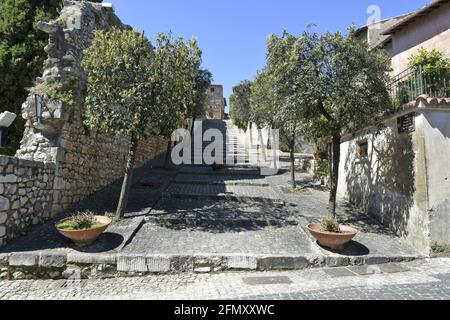 Sermoneta, Italien, 05/10/2021. Eine schmale Straße zwischen den Steingebäuden einer mittelalterlichen Stadt in der Region Latium. Stockfoto