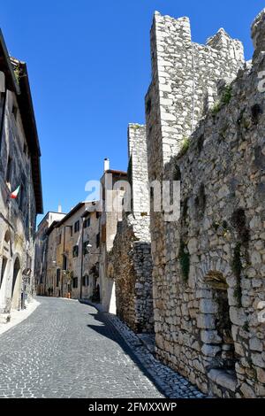 Sermoneta, Italien, 05/10/2021. Eine schmale Straße zwischen den Steingebäuden einer mittelalterlichen Stadt in der Region Latium. Stockfoto