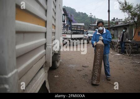 Kathmandu, NE, Nepal. Mai 2021. Ein Verwandter eines COVID-19-infizierten Patienten eilt am 12. Mai 2021 in Richtung einer Sauerstoffanlage in Kathmandu, um sie wieder aufzufüllen. Nepal steht vor einer Krise des Sauerstoffmangels mit steigenden Corona-Virusfällen. Quelle: Aryan Dhimal/ZUMA Wire/Alamy Live News Stockfoto
