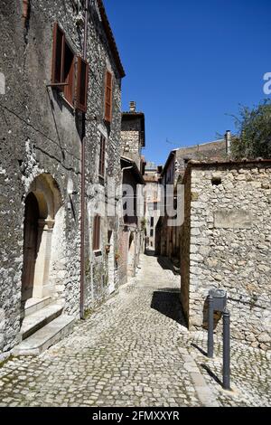 Sermoneta, Italien, 05/10/2021. Eine schmale Straße zwischen den Steingebäuden einer mittelalterlichen Stadt in der Region Latium. Stockfoto