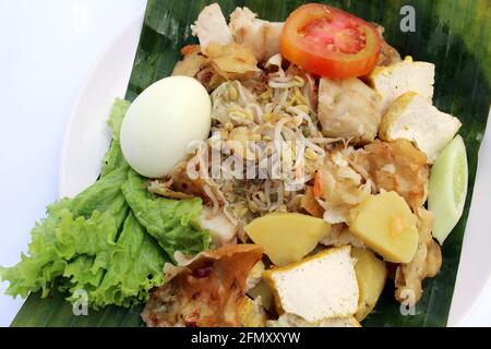 Nahaufnahme von Gado-Gado, einem traditionellen indonesischen Salatgericht, das in Bananenblatt eingewickelt ist. Stockfoto