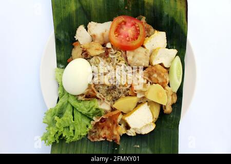 Nahaufnahme von Gado-Gado, einem traditionellen indonesischen Salatgericht, das in Bananenblatt eingewickelt ist. Stockfoto
