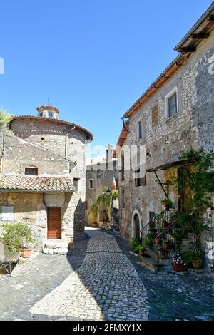 Sermoneta, Italien, 05/10/2021. Eine schmale Straße zwischen den Steingebäuden einer mittelalterlichen Stadt in der Region Latium. Stockfoto