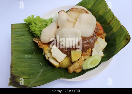 Gado-Gado, indonesisches Salatgericht mit Krurupuk-Crackern. Stockfoto