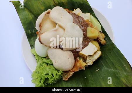 Gado-Gado, indonesisches Salatgericht mit Krurupuk-Crackern. Stockfoto