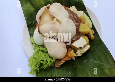 Gado-Gado, indonesisches Salatgericht mit Krurupuk-Crackern. Stockfoto