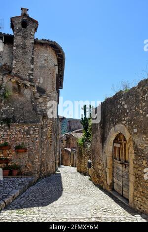 Sermoneta, Italien, 05/10/2021. Eine schmale Straße zwischen den Steingebäuden einer mittelalterlichen Stadt in der Region Latium. Stockfoto