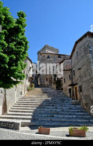 Sermoneta, Italien, 05/10/2021. Eine schmale Straße zwischen den Steingebäuden einer mittelalterlichen Stadt in der Region Latium. Stockfoto