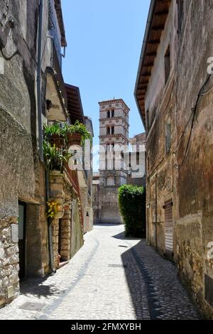 Sermoneta, Italien, 05/10/2021. Eine schmale Straße zwischen den Steingebäuden einer mittelalterlichen Stadt in der Region Latium. Stockfoto