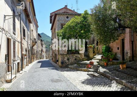 Sermoneta, Italien, 05/10/2021. Eine schmale Straße zwischen den Steingebäuden einer mittelalterlichen Stadt in der Region Latium. Stockfoto